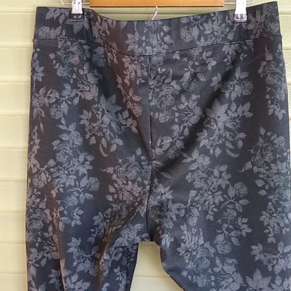 Maurice's 20W Reg, Black Floral Legging Pants - Picture 6 of 8